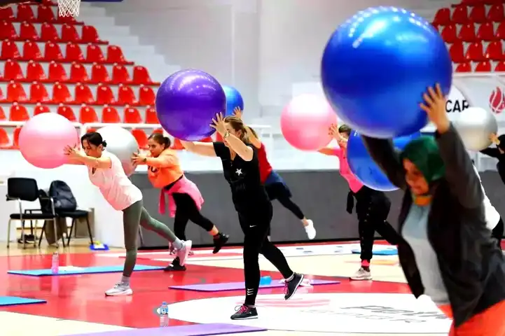 Aliağa'da Kadınlar Pilates ve Aerobikle Sağlıklı Yaşıyor