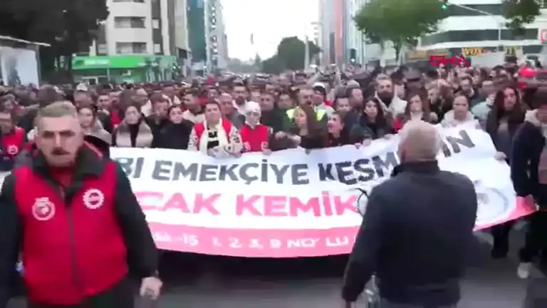 İzmir Belediyesi İşçileri Maaşlar İçin Eylemde